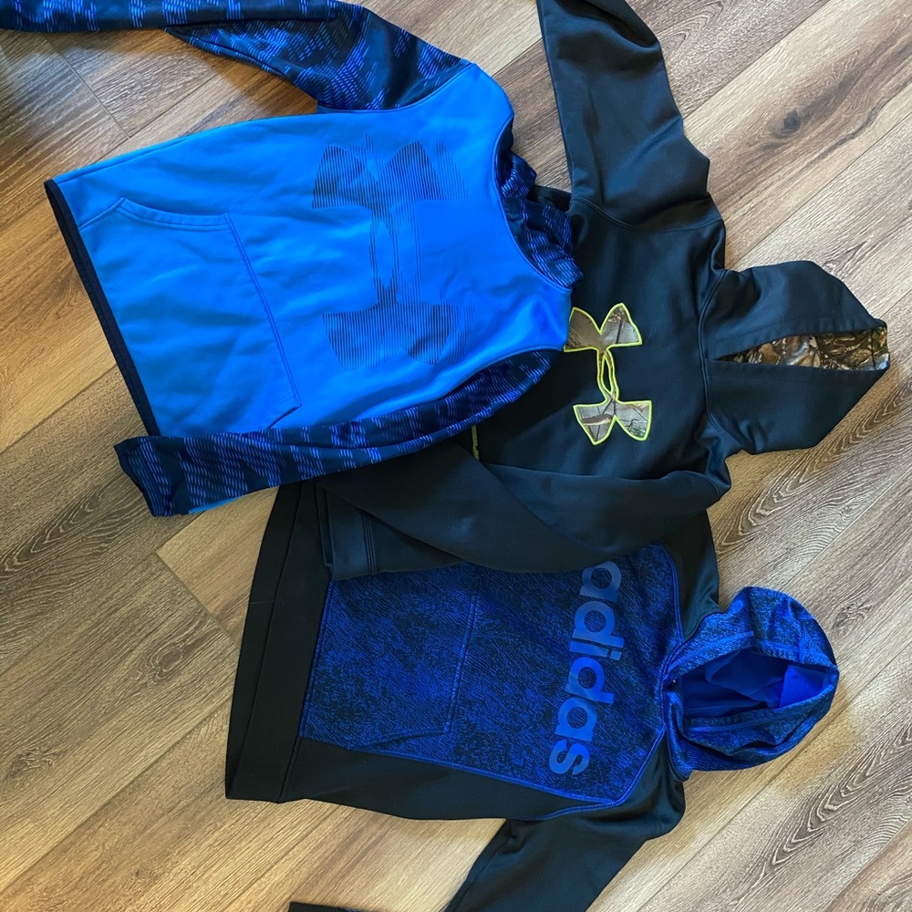 Boys lot of sweatshirts.